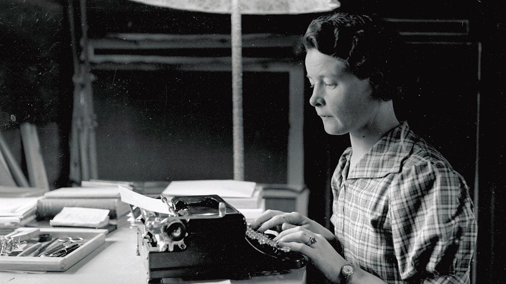 Kirjailija Sally Salminen kirjoittaa kirjoituskoneella.