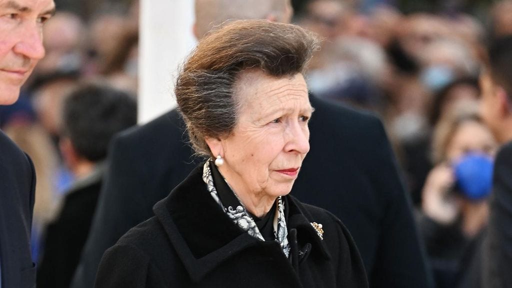 Prinsessa Anne puolisoineen edusti Ison-Britannian kuninkaallista perhettä Kreikan kuningas Konstantinin hautajaisissa.