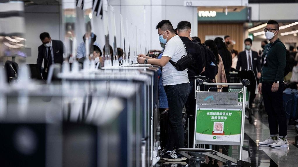 Kiinalaismatkustaja Hong Kong kansainvälisellä lentokentällä 5.1.2023.