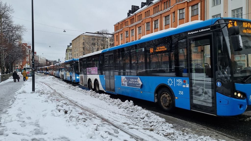 Linja-autosta loppui polttoaine kesken matkan.