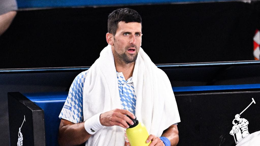 Novak Djokovic eteni kolmannelle kierrokselle jalkavaivoistaan huolimatta.