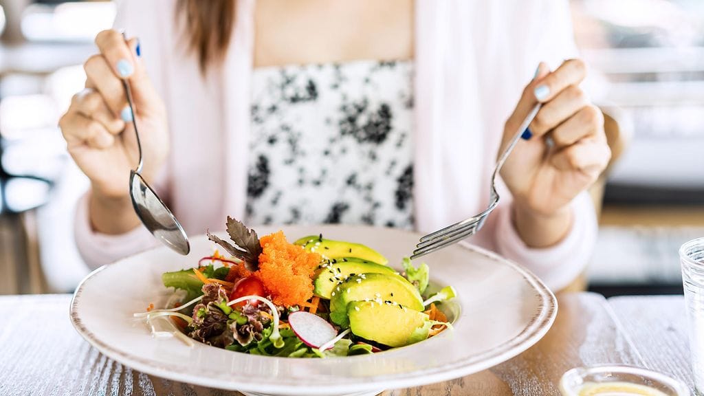 nainen syö terveellisesti