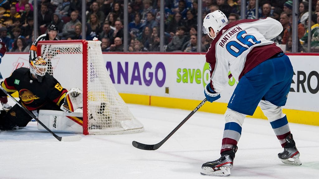 Mikko Rantanen laukoi kiekon pienestä kulmasta verkkoon yön NHL-kierroksella.