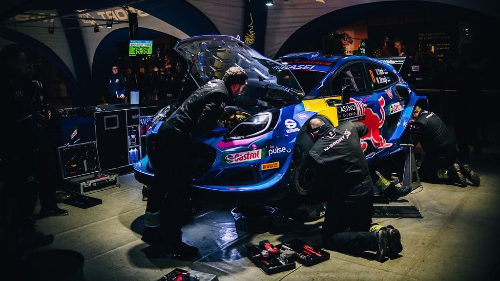 M-Sportin Ford-auto Monte Carlon MM-rallin huollossa.