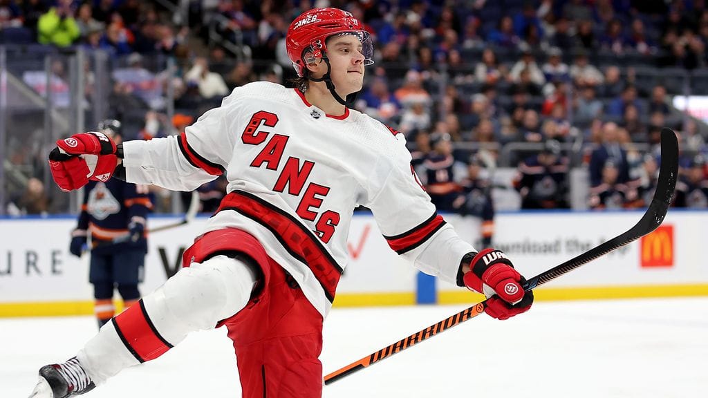Sebastian Aho teki hattutempun New York Islandersin verkkoon.