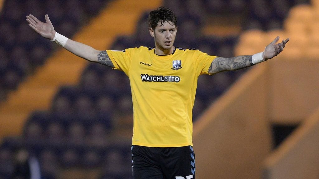 Greg Halford Southend Unitedin paidassa huhtikuussa 2021. Sen jälkeen hän on ehtinyt edustaa jo kolmea seuraa.