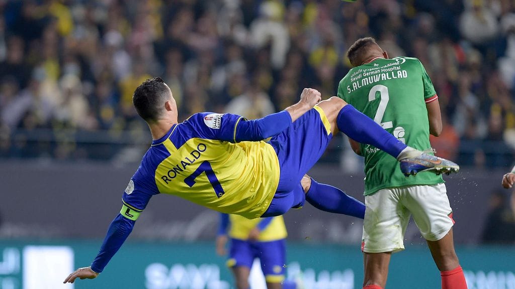 Tästä hetkestä Cristiano Ronaldo jakoi Instagram-kuvansa. Otoksesta ei näkynyt, että saksipotkuyritys meni todellisuudessa räikeästi pieleen.