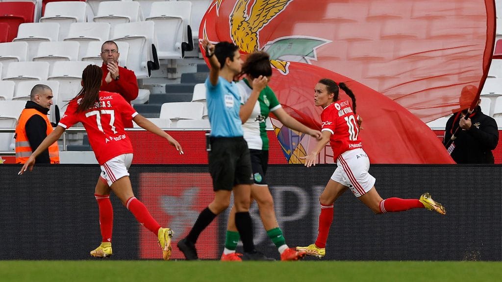 Erotuomari Catarina Campos jakoi oikeutta historiallisesti Benfican ja Sporting Lissabonin välisessä Portugalin naisten cupin ottelussa.