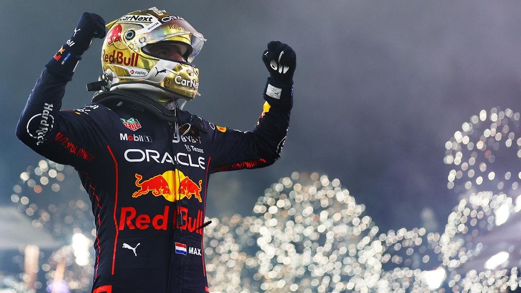 Max Verstappen juhli osakilpailuvoittoa ja uransa toista MM-titteliä Abu Dhabissa marraskuussa 2022.