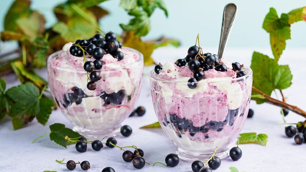 Kuvassa Marttojen tekemä talkkuna-mustaherukkajälkiruoka.