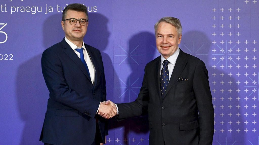 Ulkoministeri Pekka Haavisto (oik.) ja Viron kollega Urmas Reinsalu.