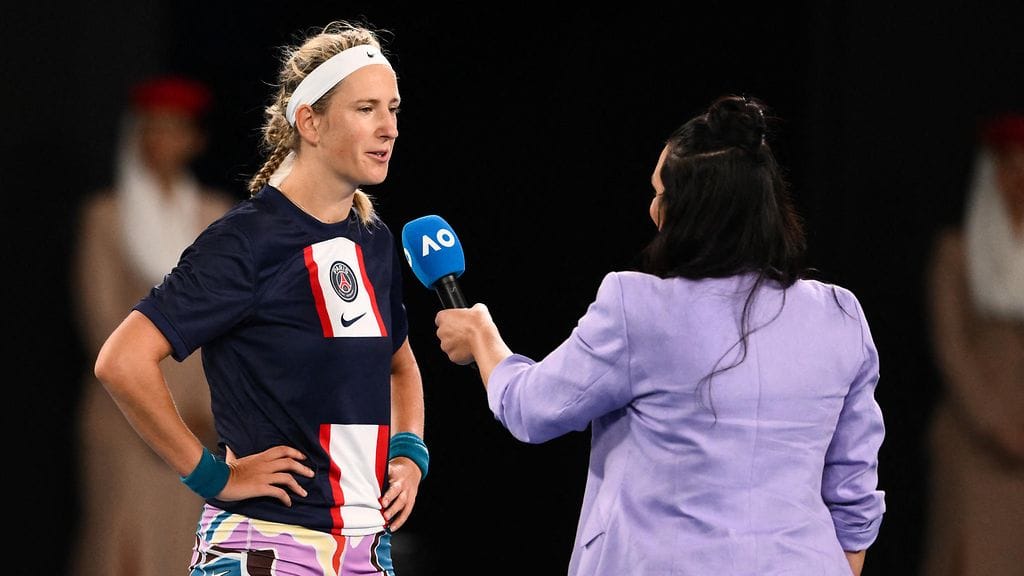 Välieräottelunsa jälkeen Victoria Azarenka antoi kentällä haastattelua PSG:n sinisessä paidassa.