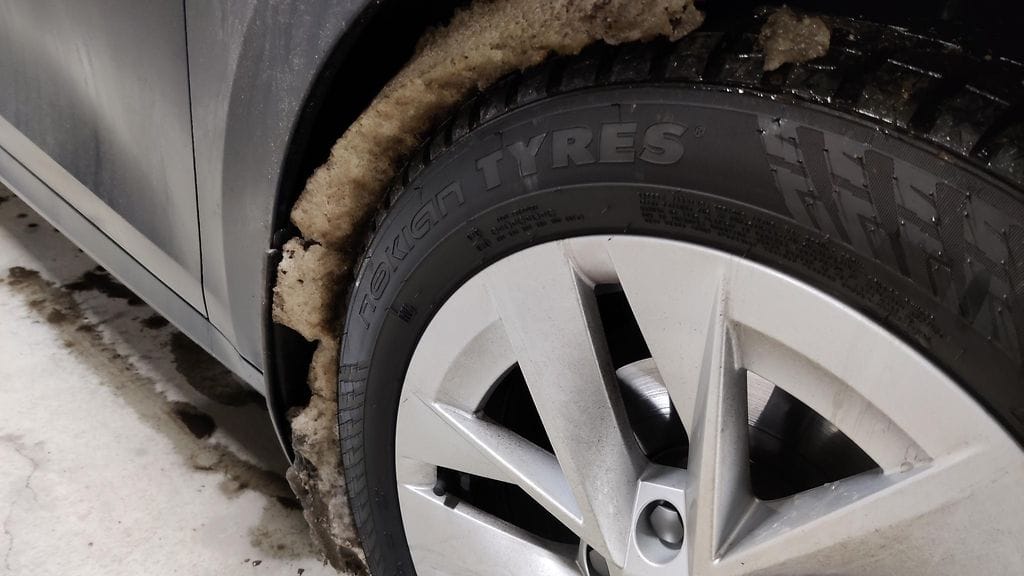 autoliitto loskaa pyöräkotelossa