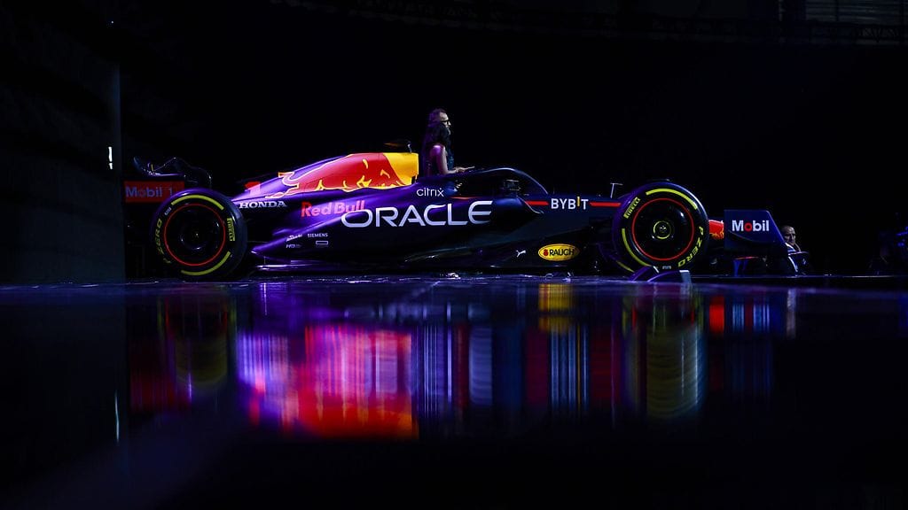 Red Bullin viime kauden auto F1-palkintogaalatilaisuudessa.