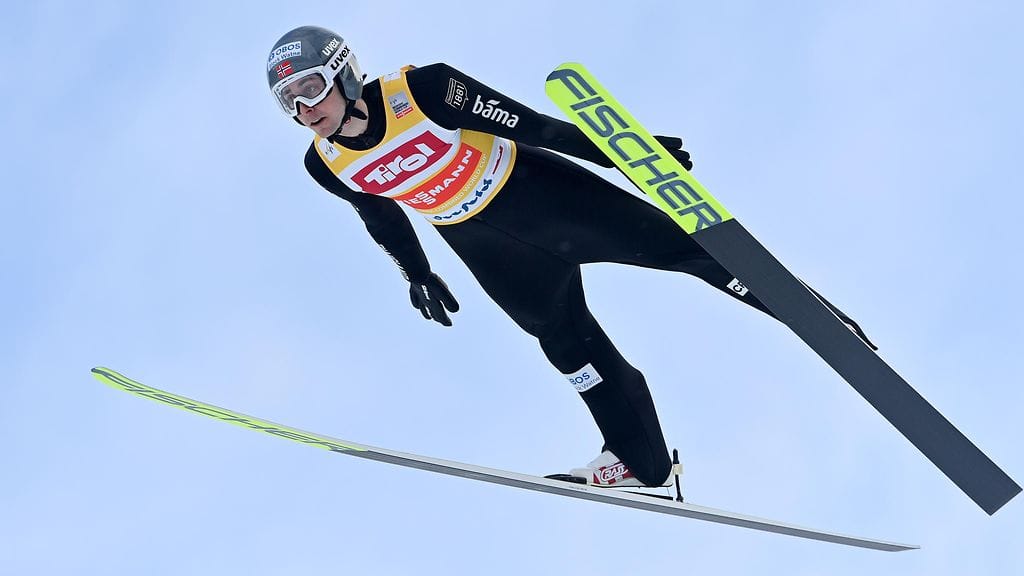 Norjan Jarl Magnus Riiber hylättiin, koska hänen hyppypuvustaan löytyi reikä.