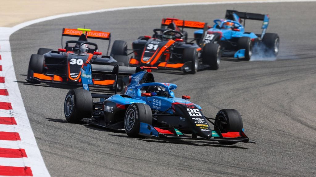 Alatalon auto etualalla. Hän ajoi vielä viime kaudella F3-sarjaa.