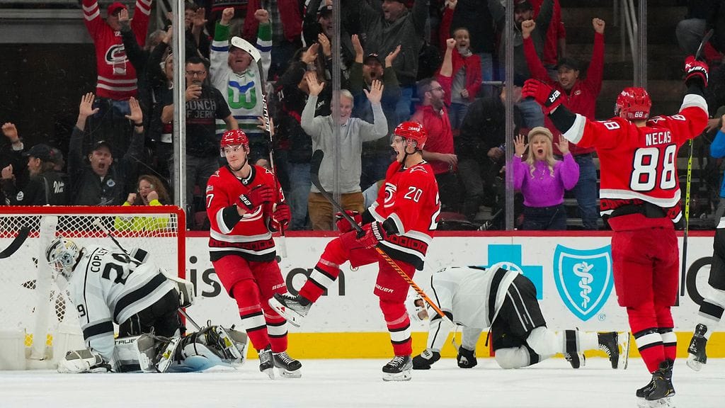 Sebastian Aho sihautti Carolina Hurricanesin jatkoaikamaalin Los Angeles Kingsiä vastaan.