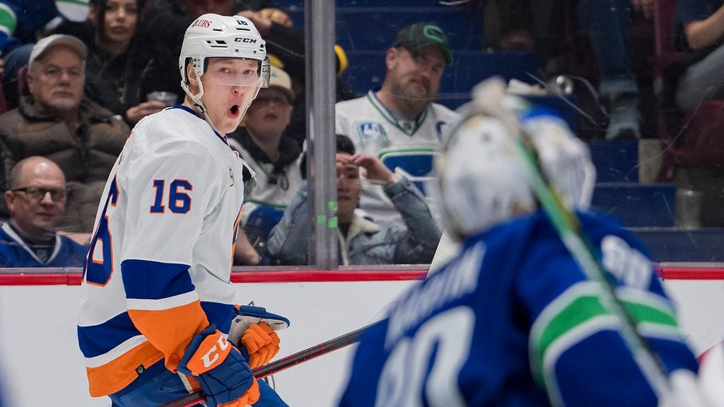 Aatu Räty juhli toista NHL-maaliaan juuri Vancouver Canucksia vastaan. Suomalaishyökkääjä siirtyy seuraan New York Islandersista.