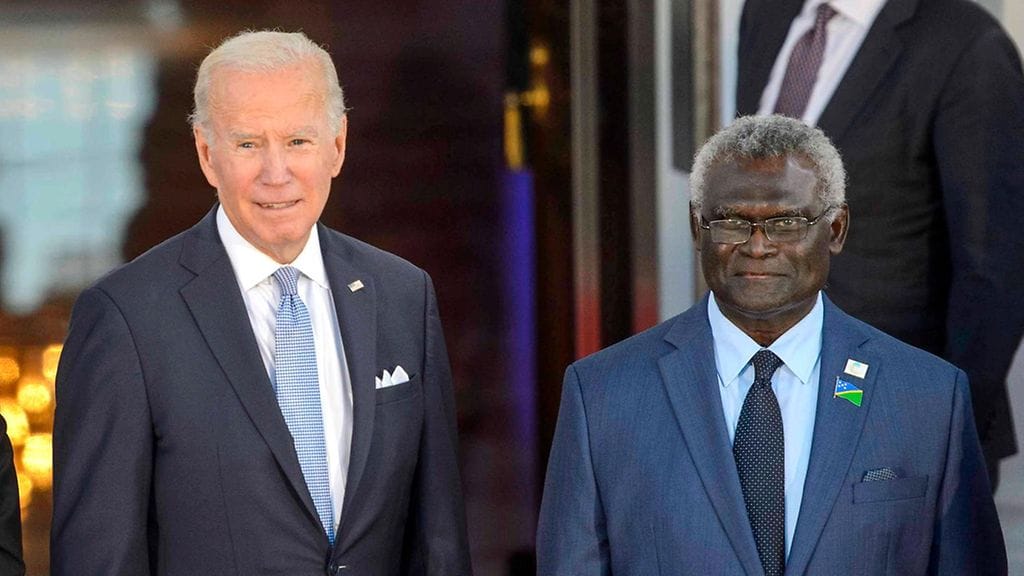 Kuvassa Yhdysvaltain presidentti Joe Biden (vas.) ja Salomonsaarten pääministeri Manasseh Sogavare.