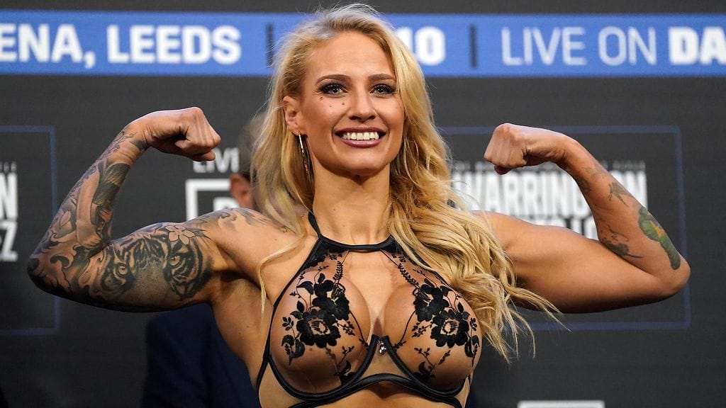 Ebanie Bridges näytti poseerauksen mallia joulukuussa ennen kuin hän puolusti nyrkkeilyn IBF-liiton maailmanmestaruuttaan ja voitti Shannon O'Connellin.