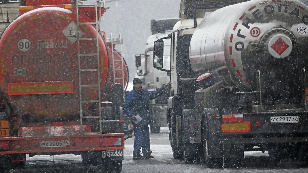 Kuvituskuvassa polttoainerekat seisoivat parkkipaikalla Moskovassa, Venäjällä 30. joulukuuta 2022.