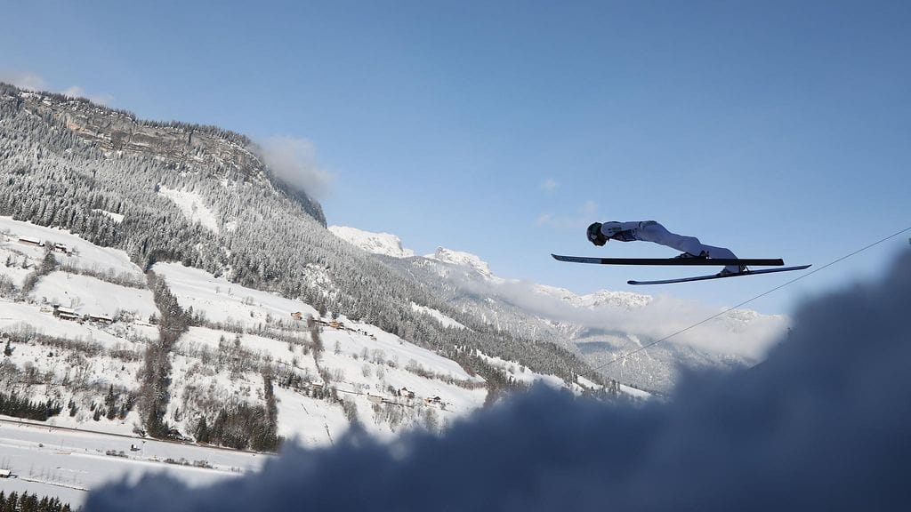 Timi Zajc kaatui Willingenissä 161,5 metrin hyppynsä.