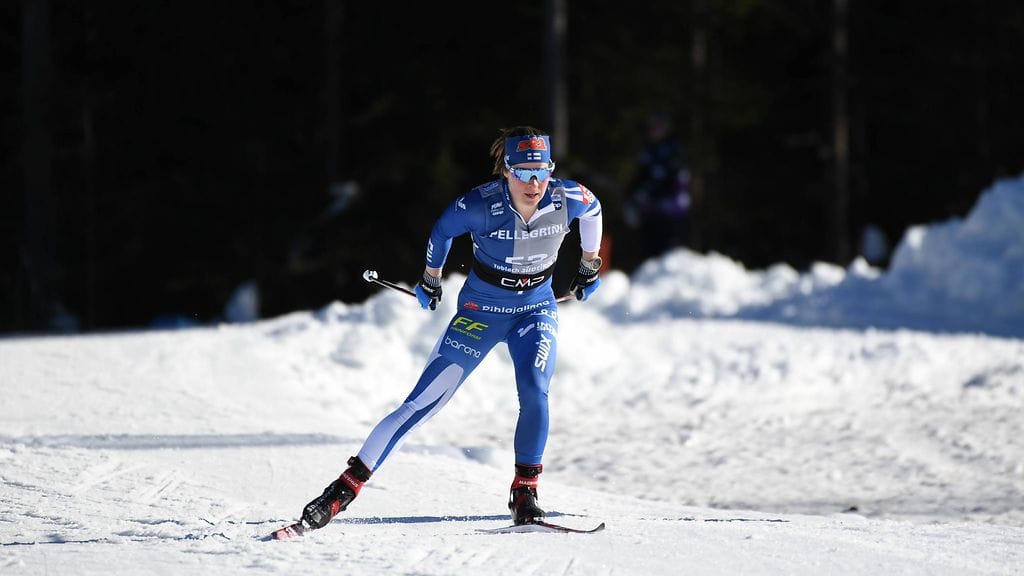 Krista Pärmäkoski hiihti sunnuntaina toisen osuuden Suomen joukkueessa. Kuva lauantain vapaan kisasta.
