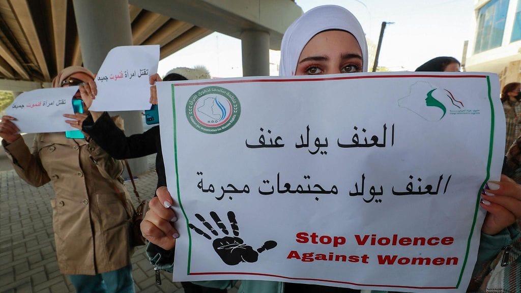 Korkeimman oikeuden eteen kerääntyneet mielenosoittajat vaativat lähisuhdeväkivaltaa suitsivaa lakia.