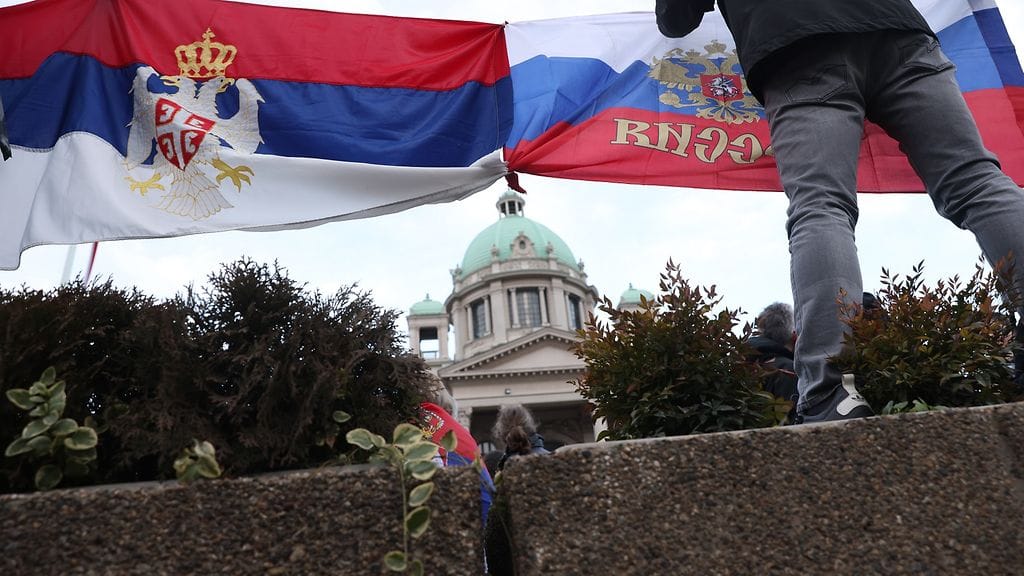 Opposition kannattajat pitelevät yhdistettyä Venäjän ja Serbian lippua mielenosoituksessa Serbian parlamentin edessä Belgradissa, Serbiassa 2. helmikuuta 2023.