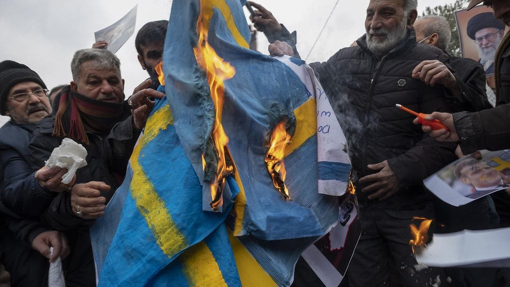 Säpon tiedottaja Adam Samara arvioi, että ohjeistuksen taustalla ovat Erdogan-nuken ja koraanin polttamisen jälkeiset mielenosoitukset.