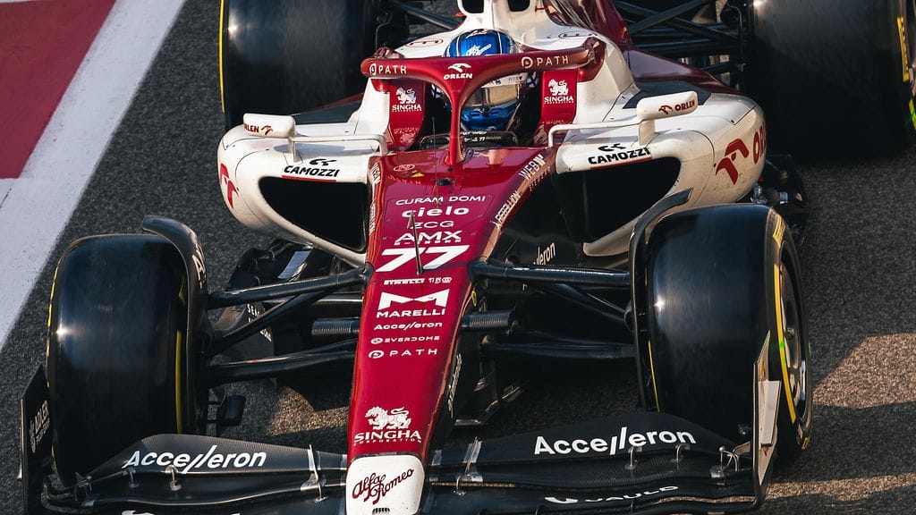 Tältä Alfa Romeon F1-auto näytti viime kaudella. Ensi kaudella valkoista väritystä ei nähdä lainkaan.