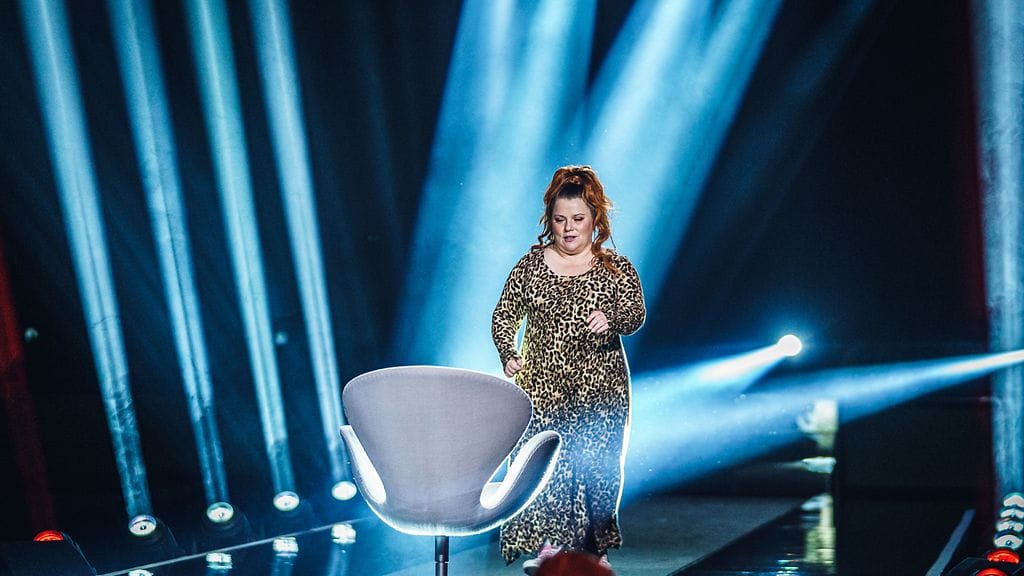 Laulu_rakkaudelle_S1_eps6_KitiKokkonen_kavelee_tuoliin