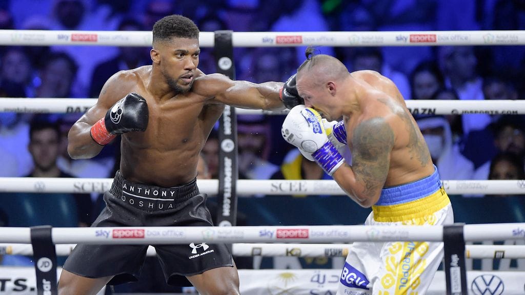 Anthony Joshua (vas.) hävisi MM-vyönsä Oleksandr Usykille syyskuussa 2021. Viime elokuussa britti taipui ukrainalaiselle uusintaottelussa (kuvassa).