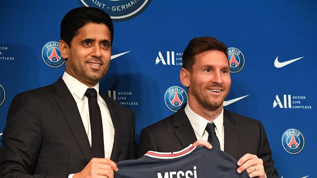 PSG:n puheenjohtaja Nasser Al-Khelaifi poseerasi elokuussa 2021 Lionel Messin rinnalla.
