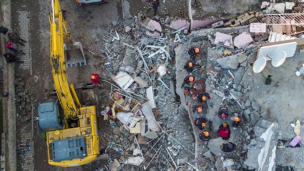 Ruotsalaisseismologin mukaan osa Turkin länsiosan maaperästä on siirtynyt kolme metriä, kertoo ruotsalaislehti Aftonbladet.