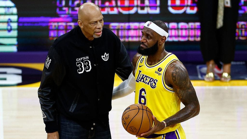 Kareem Abdul-Jabbar onnitteli LeBron Jamesia piste-ennätyksen rikkomisesta.