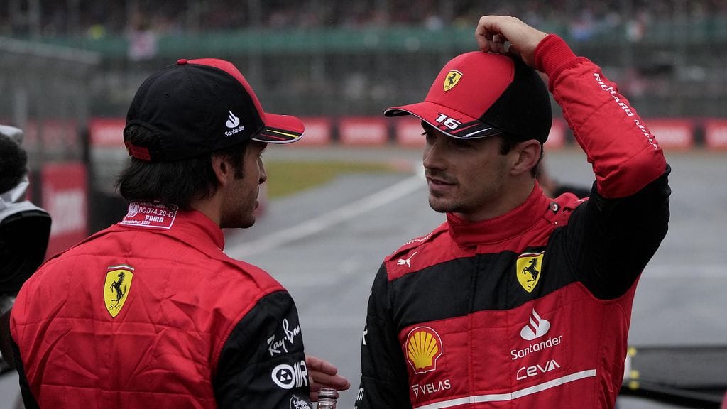 Carlos Sainz (vasemmalla) ja Charles Leclerc eivät enää loppukaudesta 2022 pystyneet vastaamaan Red Bullin vauhtiin. Kuinka käy 2023?