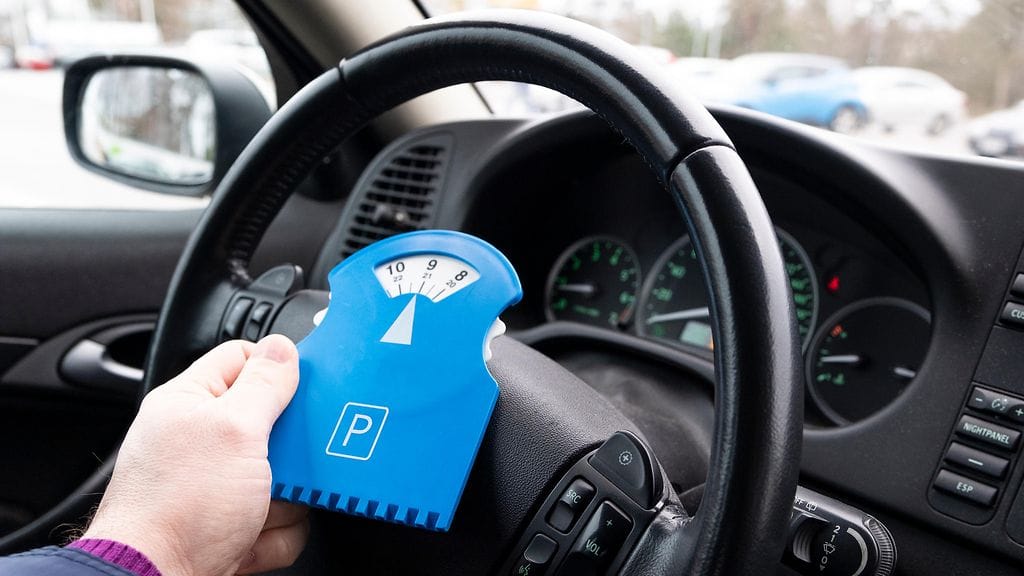 Tieliikennelaissa kielletään jalkakäytävälle pysäköiminen.