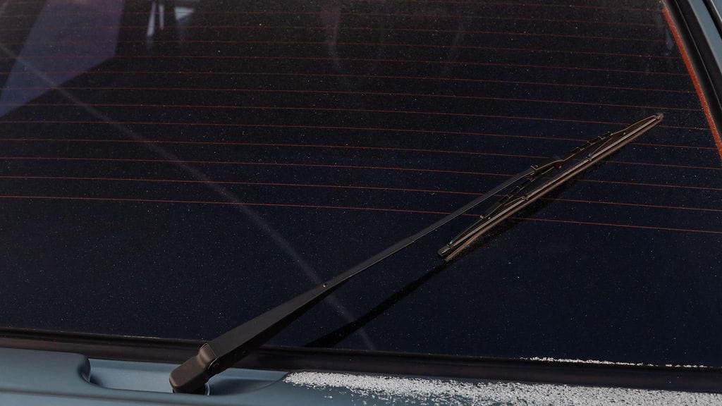 Auto lipesi penkkaan, kun rallikuljettaja näki vilauttelevan naisen. Kuvituskuva.