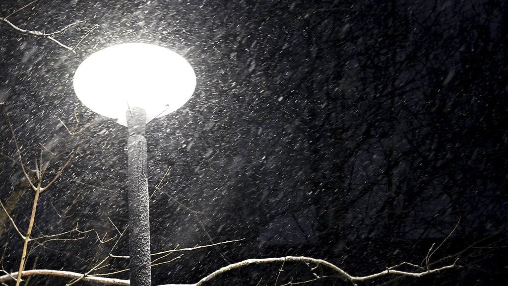 Matalapaine voimistaa tuulia mahdollisesti vaarallisen voimakkaaksi isossa osaa maata tästä illasta alkaen. Kuvituskuvassa lumisadetta Espoon keskustassa viime kuun puolessa välissä.