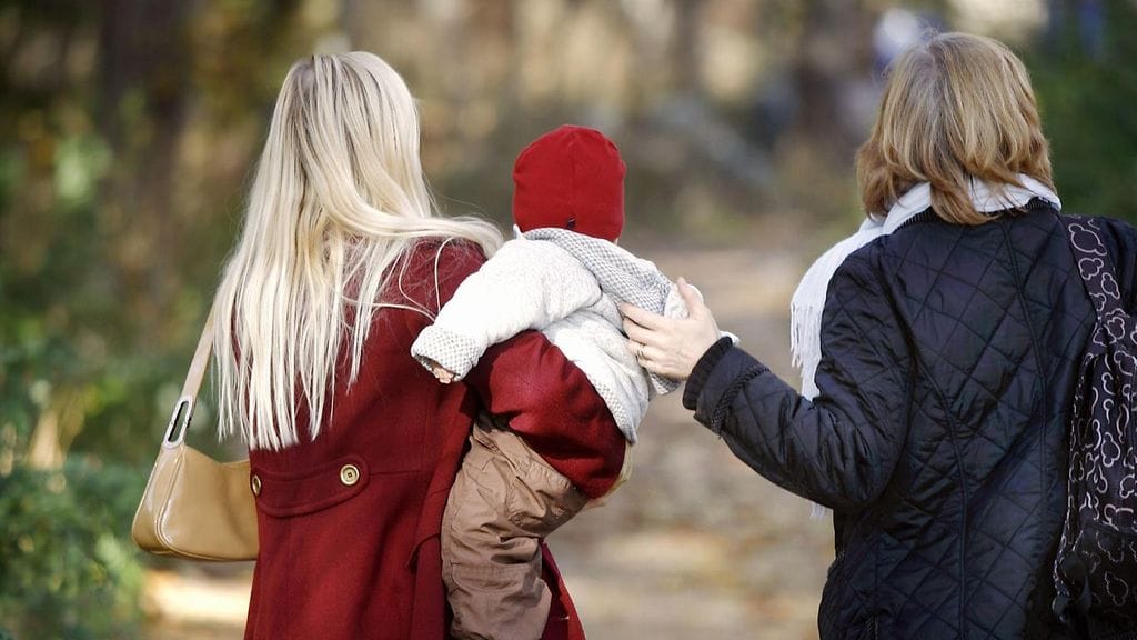 Englannin kirkko on viime aikoina lieventänyt jyrkkiä kantojaan seksuaalivähemmistöjä kohtaan. Kuvituskuvassa naispari lapsen kanssa kävelyllä puistossa.