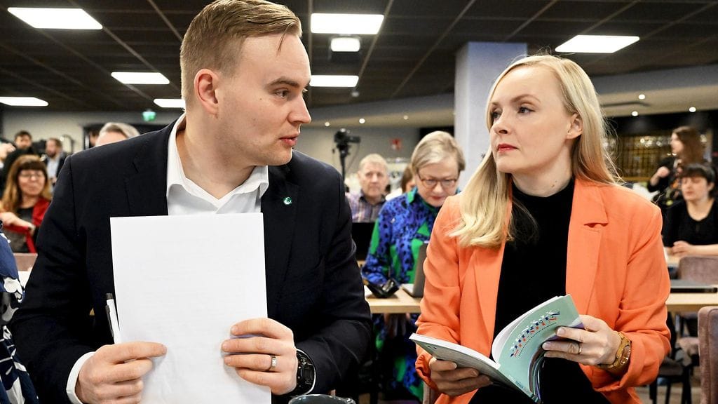 Vihreiden eduskuntaryhmän puheenjohtaja Atte Harjanne sekä puheenjohtaja, ympäristö- ja ilmastoministeri Maria Ohisalo Vihreiden puoluevaltuuston kokouksessa Kouvolassa lauantaina 11. helmikuuta 2023.