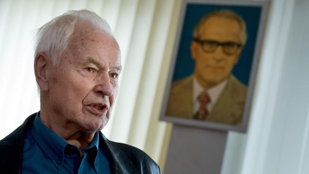 Saksan yhdistymisen jälkeen Hans Modrow'sta tuli liittopäivien jäsen, ja hän toimi Euroopan parlamentissa. Myöhemmin hän kritisoi Saksan yhdistymistä ja sanoi, että se oli liian hätäinen.