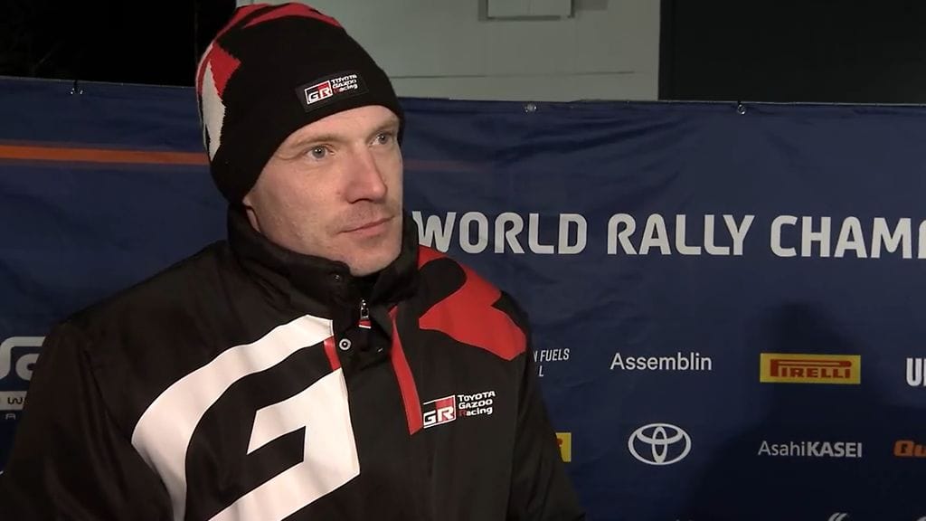 Jari-Matti Latvala pui Ruotsin MM-rallin rengasongelmaa.