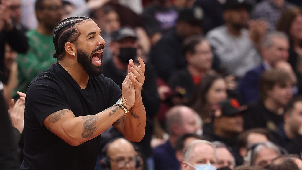 Drake laittaa rahaa tiskiin.