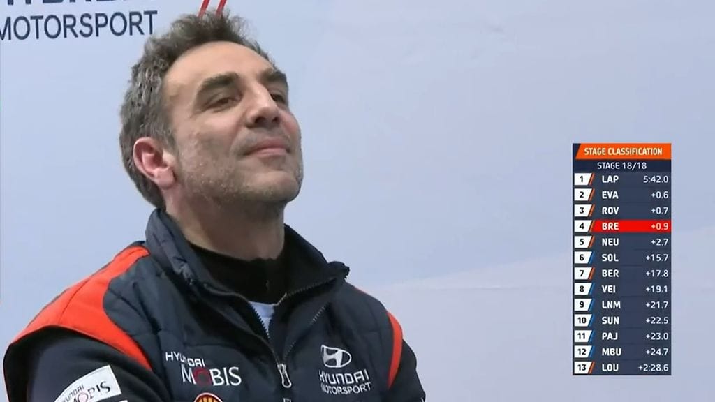 Hyundain tallipäällikkl Cyril Abiteboul katsoi, kun Craig Breen nousi Thierry Neuvillen edelle Ruotsin MM-rallin kakkoseksi.