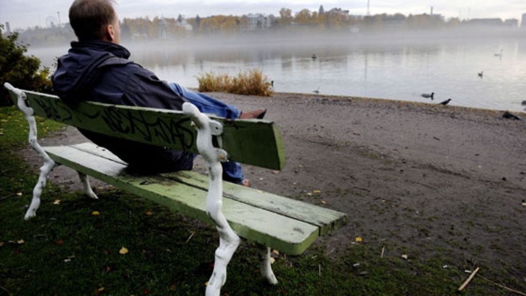 Yksinäinen tuntee olevansa yhteisön ulkopuolella