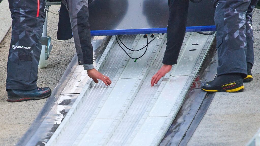 Latukone syöksyi holtittomasti alas hyppyrimäestä. Kuvituskuva.