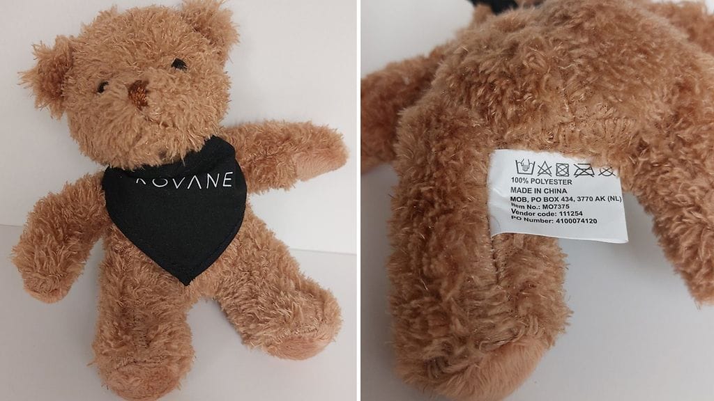 Kuvan nalle tulee poistaa käytöstä. Palautusmenettely koskee pehmoleluja, joiden eränumero on 41000074120. Eränumero on painettu pehmolelussa kiinni olevaan ohjelappuun.