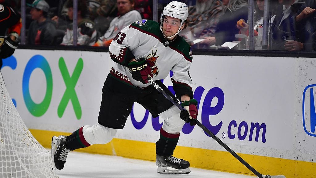 Matias Maccelli tarjoili upeita syöttöjä yön NHL-kierroksella.